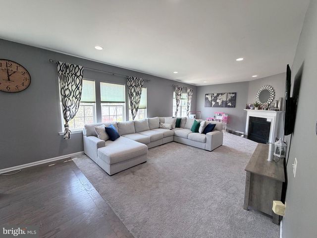 3 TETKOSKI CT, Florence, NJ 08518