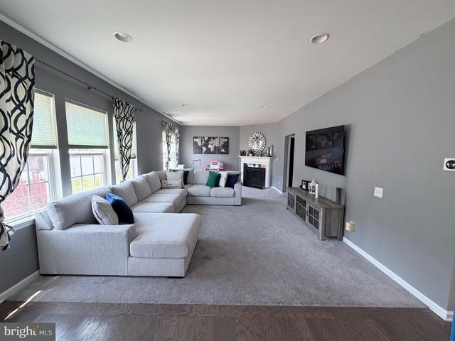 3 TETKOSKI CT, Florence, NJ 08518