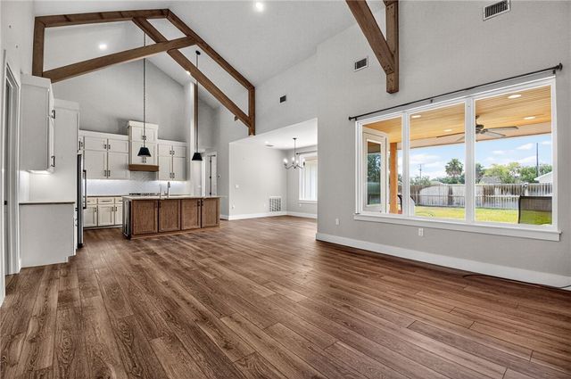 701 South Metz St, Orange Grove, TX 78372