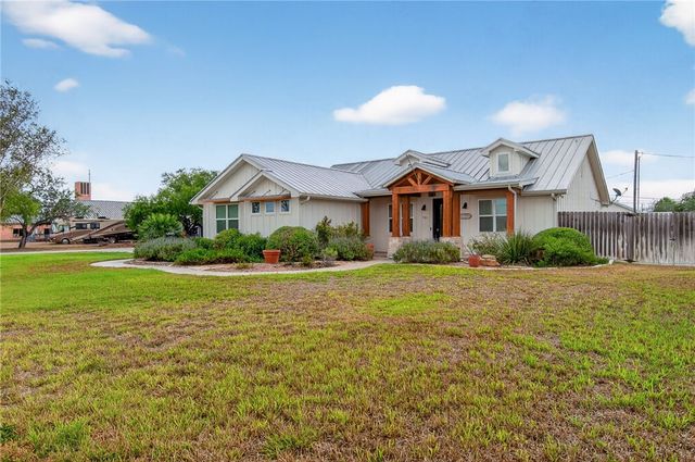 701 South Metz St, Orange Grove, TX 78372