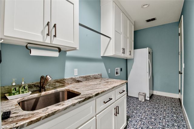 701 South Metz St, Orange Grove, TX 78372