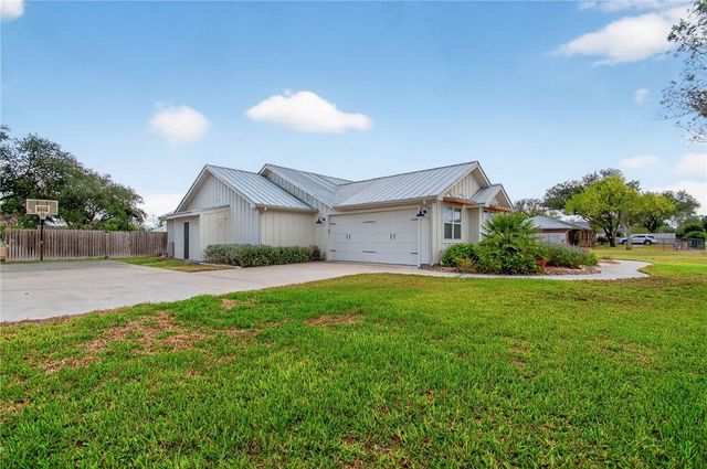 701 South Metz St, Orange Grove, TX 78372