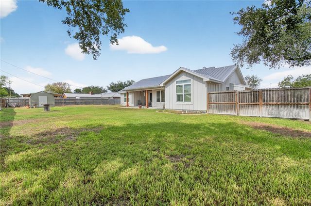 701 South Metz St, Orange Grove, TX 78372