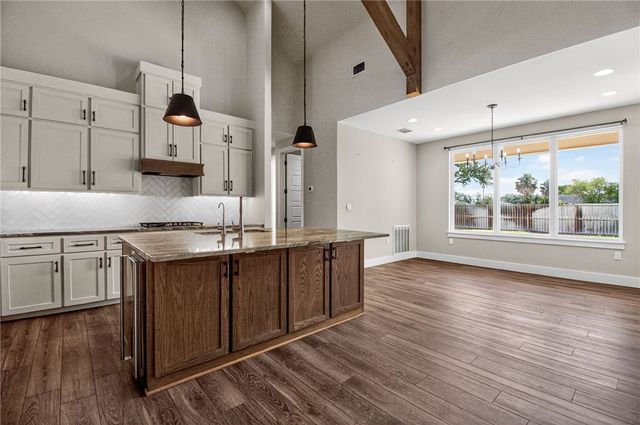 701 South Metz St, Orange Grove, TX 78372