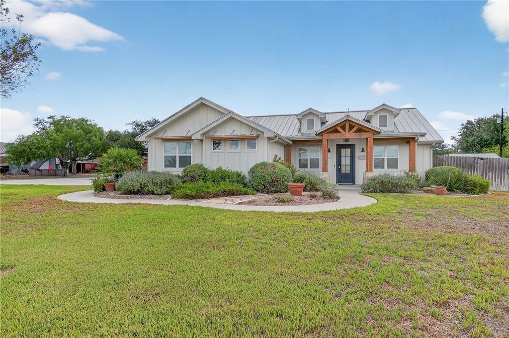 701 South Metz St, Orange Grove, TX 78372
