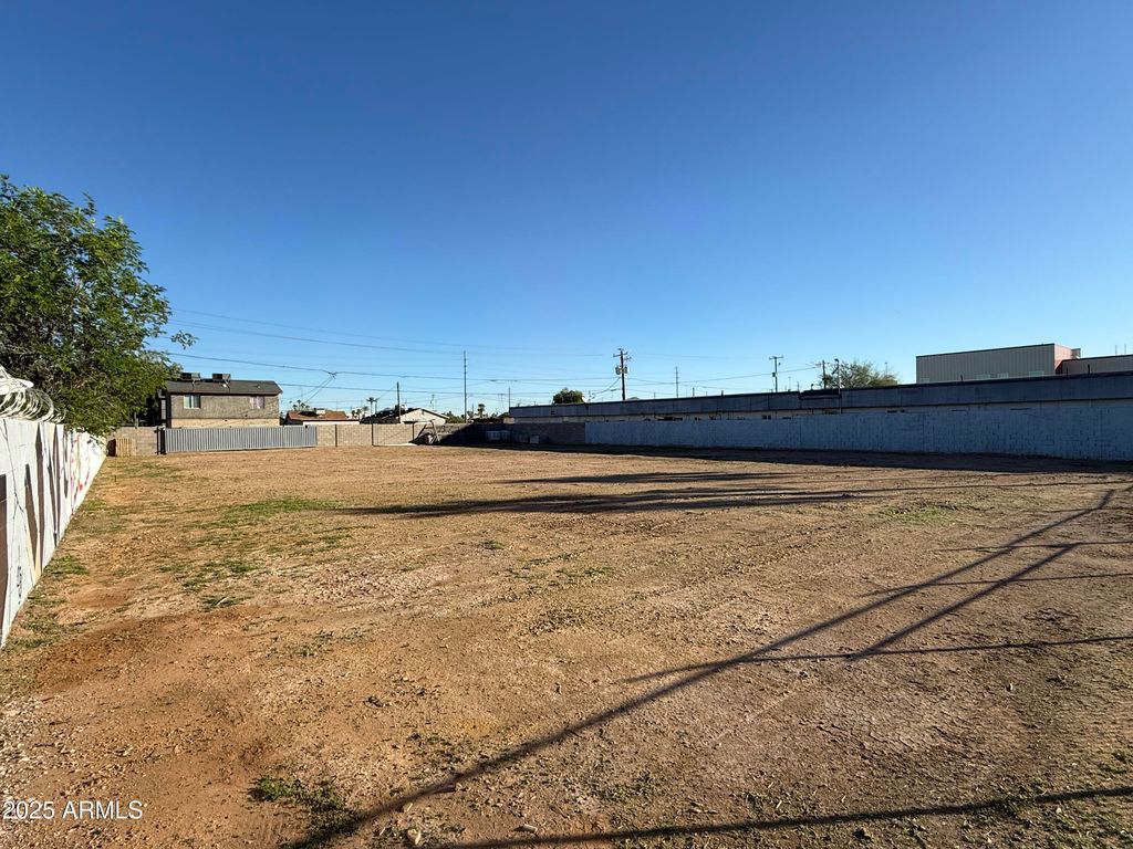 Image 2 of property listing at 1842 E WASHINGTON Street 22, Phoenix, AZ 85034