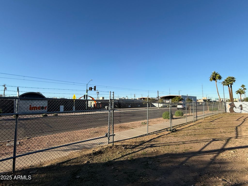 Image 3 of property listing at 1842 E WASHINGTON Street 22, Phoenix, AZ 85034