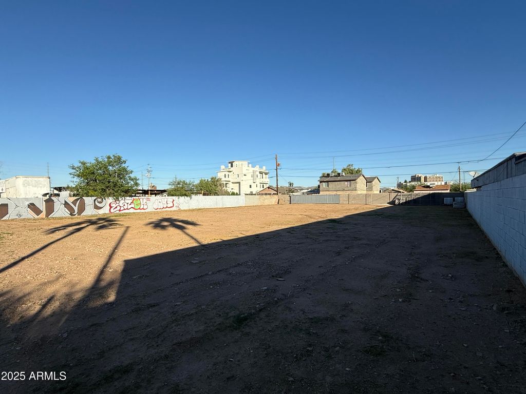 Image 4 of property listing at 1842 E WASHINGTON Street 22, Phoenix, AZ 85034