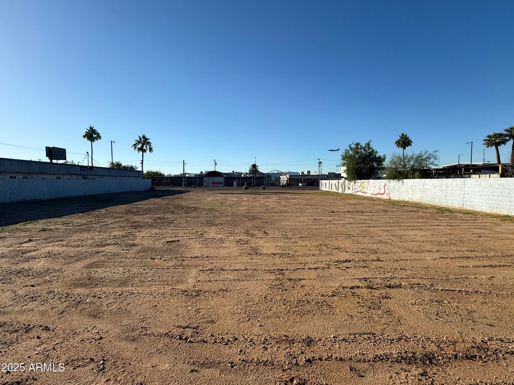 Image 5 of property listing at 1842 E WASHINGTON Street 22, Phoenix, AZ 85034