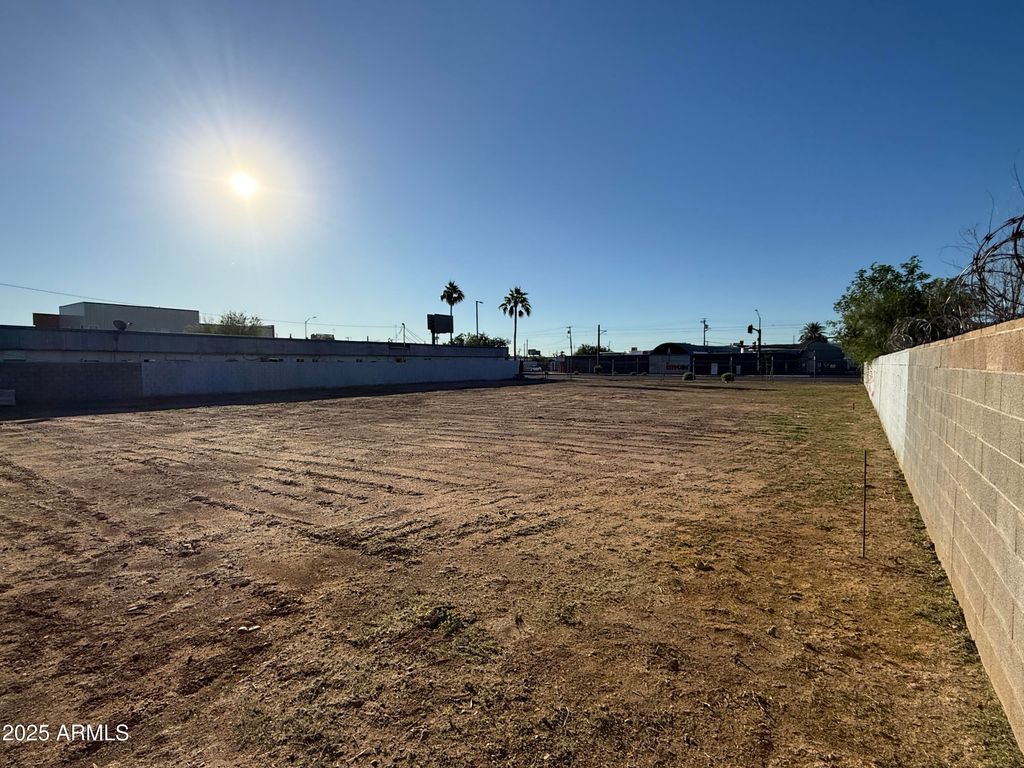 Image 6 of property listing at 1842 E WASHINGTON Street 22, Phoenix, AZ 85034
