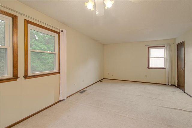 5624 N Gladstone Place, Gladstone, MO 64119