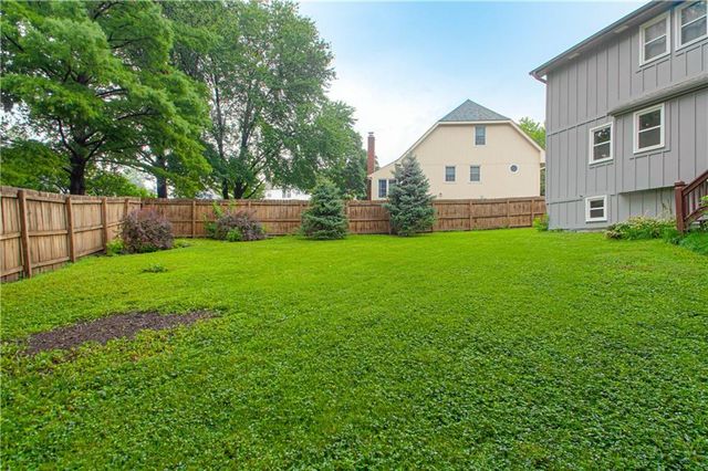 5624 N Gladstone Place, Gladstone, MO 64119