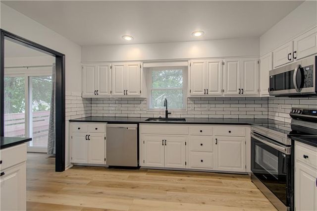 5624 N Gladstone Place, Gladstone, MO 64119