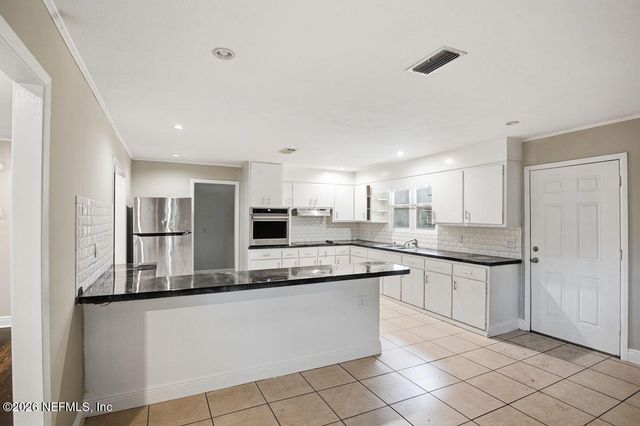 8040 HAMMOND Boulevard, Jacksonville, FL 32220