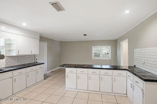 8040 HAMMOND Boulevard, Jacksonville, FL 32220