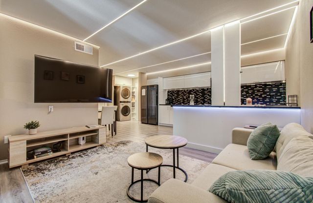 4641 Wild Indigo Street 433, Houston, TX 77027