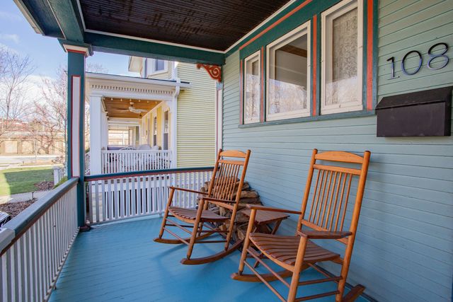 108 Wesley Avenue, Oak Park, IL 60302