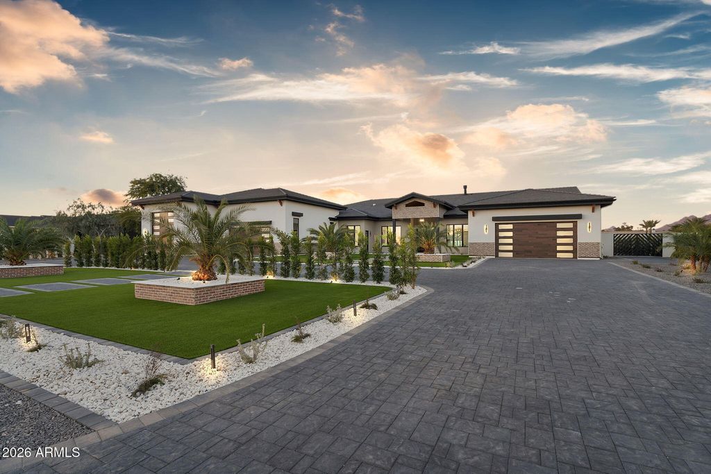 Image 2 of property listing at 9892 E CHARTER OAK Road, Scottsdale, AZ 85260