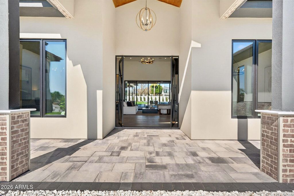 Image 5 of property listing at 9892 E CHARTER OAK Road, Scottsdale, AZ 85260