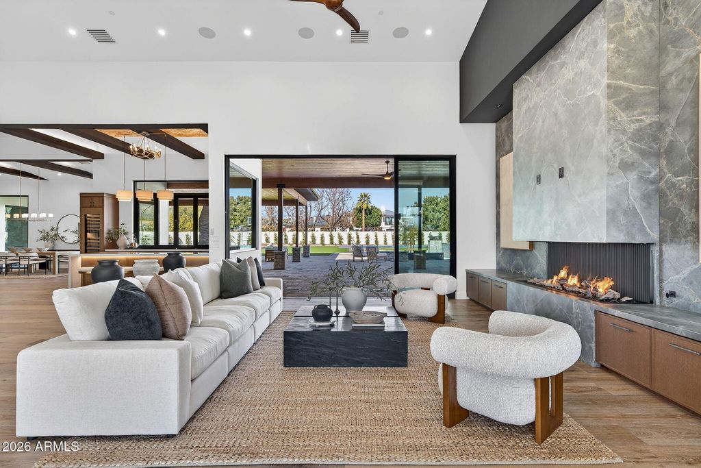 Image 7 of property listing at 9892 E CHARTER OAK Road, Scottsdale, AZ 85260