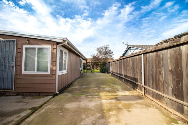 209 Ridge Dr, Lodi, CA 95240