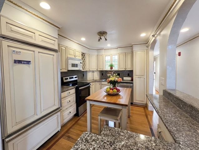1002 Beacon St, Brookline, MA 02446