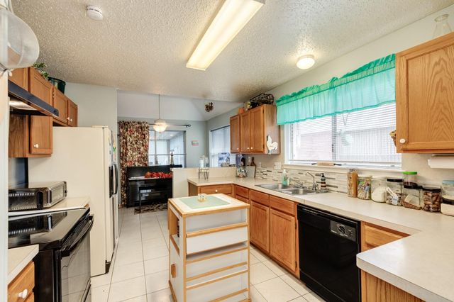 2819 S Peach Hollow Circle, Pearland, TX 77584