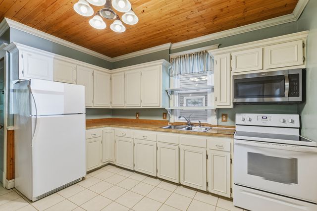 620 10 Street, Moline, IL 61265