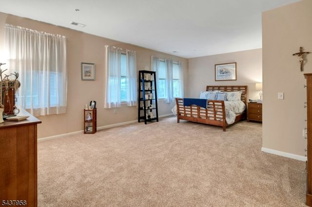 17 Ridgeview Ln, Mount Arlington Boro, NJ 07856