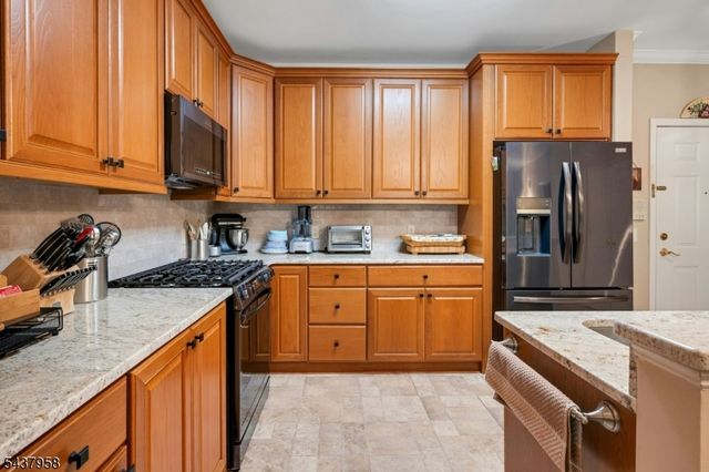 17 Ridgeview Ln, Mount Arlington Boro, NJ 07856