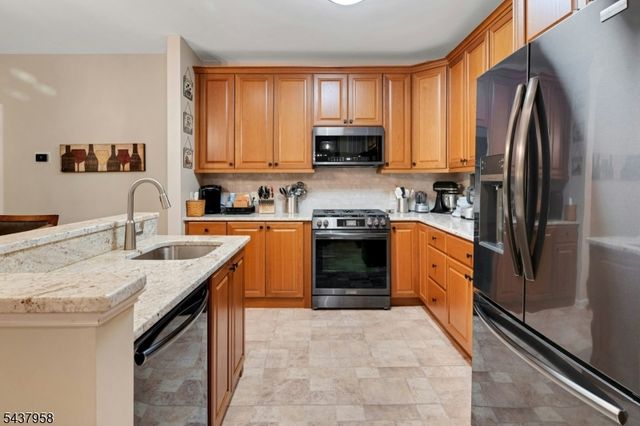 17 Ridgeview Ln, Mount Arlington Boro, NJ 07856