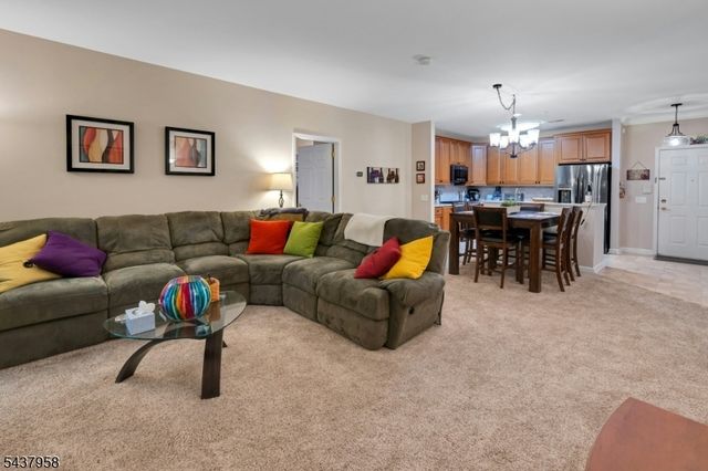 17 Ridgeview Ln, Mount Arlington Boro, NJ 07856