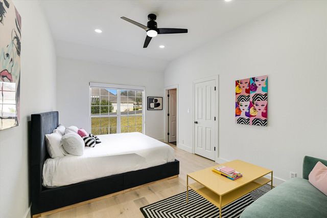 32 Wingreen LOOP, The Hills, TX 78738