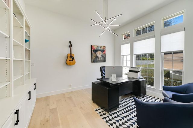 32 Wingreen LOOP, The Hills, TX 78738