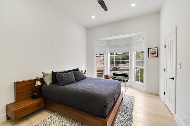 32 Wingreen LOOP, The Hills, TX 78738