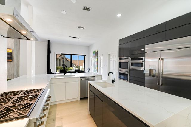 32 Wingreen LOOP, The Hills, TX 78738