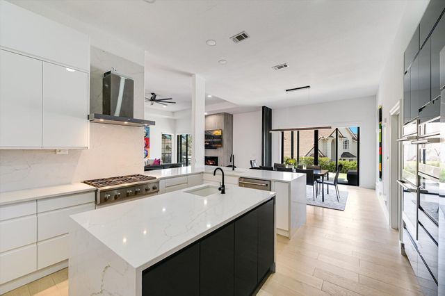 32 Wingreen LOOP, The Hills, TX 78738