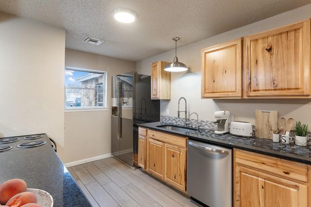 400 N River Oaks DR, Burnet, TX 78611