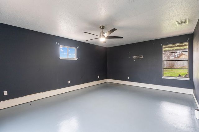 400 N River Oaks DR, Burnet, TX 78611