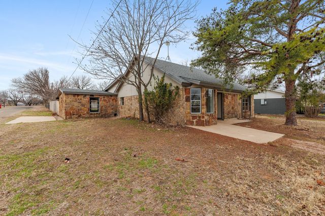 400 N River Oaks DR, Burnet, TX 78611