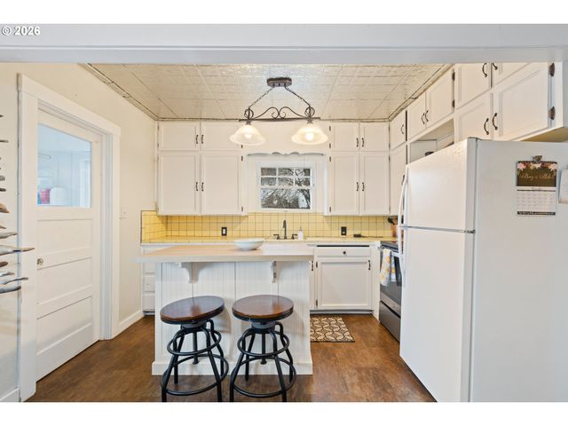 1560 Se HAMILTON St, Roseburg, OR 97470