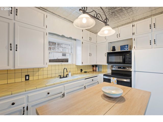 1560 Se HAMILTON St, Roseburg, OR 97470