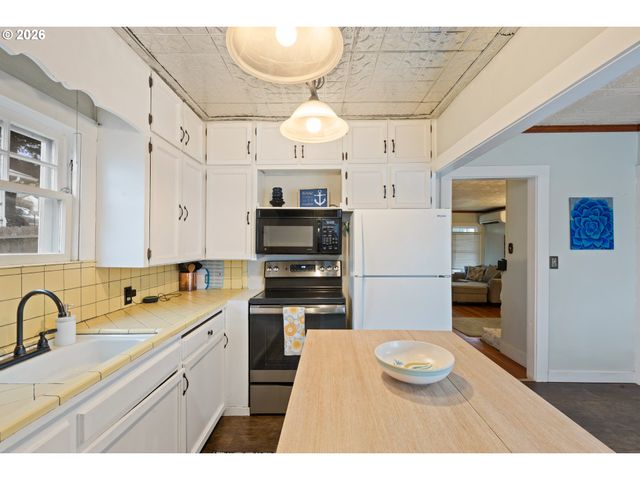 1560 Se HAMILTON St, Roseburg, OR 97470