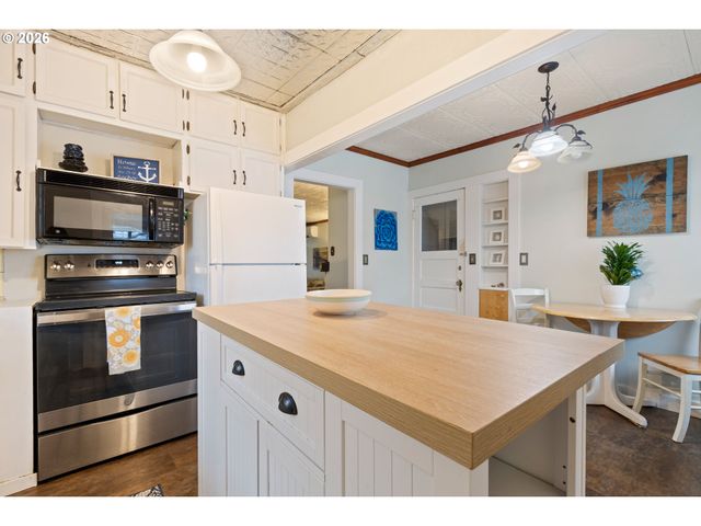 1560 Se HAMILTON St, Roseburg, OR 97470