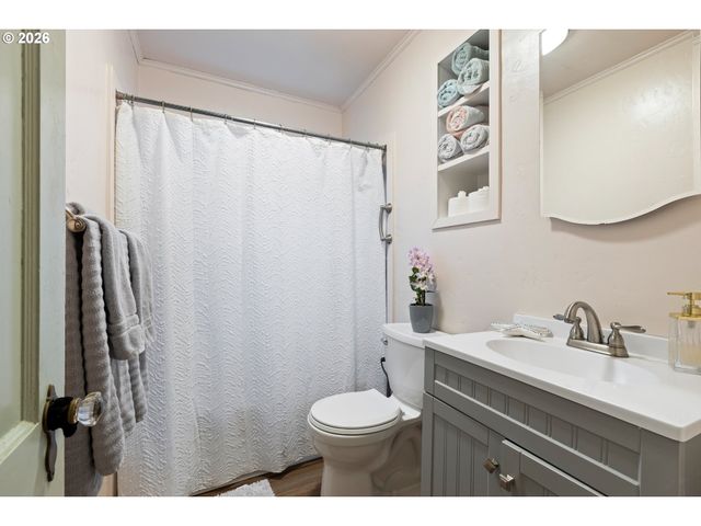 1560 Se HAMILTON St, Roseburg, OR 97470