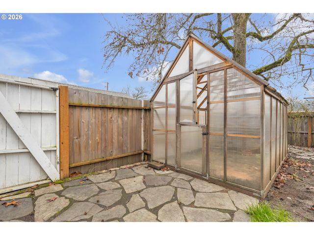 1560 Se HAMILTON St, Roseburg, OR 97470