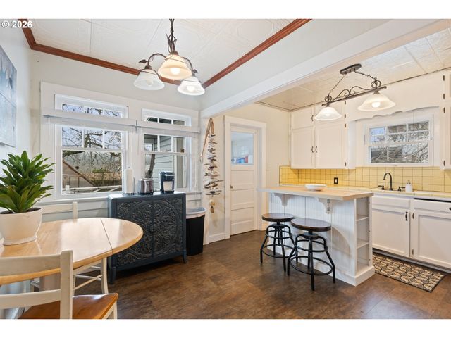 1560 Se HAMILTON St, Roseburg, OR 97470