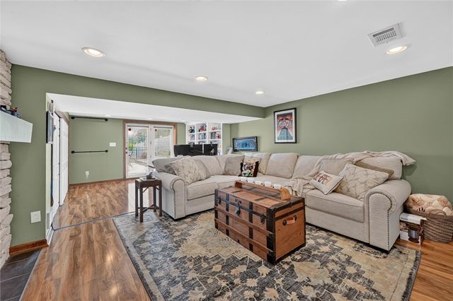 34 Mohawk Dr, Hempfield Twp, PA 15601