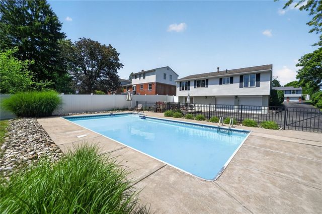 34 Mohawk Dr, Hempfield Twp, PA 15601