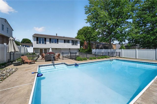 34 Mohawk Dr, Hempfield Twp, PA 15601
